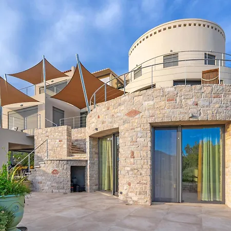 Mar-a-poros Villa *