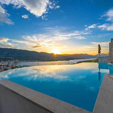 Mar-a-poros Villa