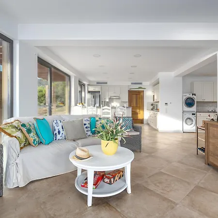Mar-a-poros Villa *
