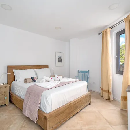 Mar-a-poros Villa